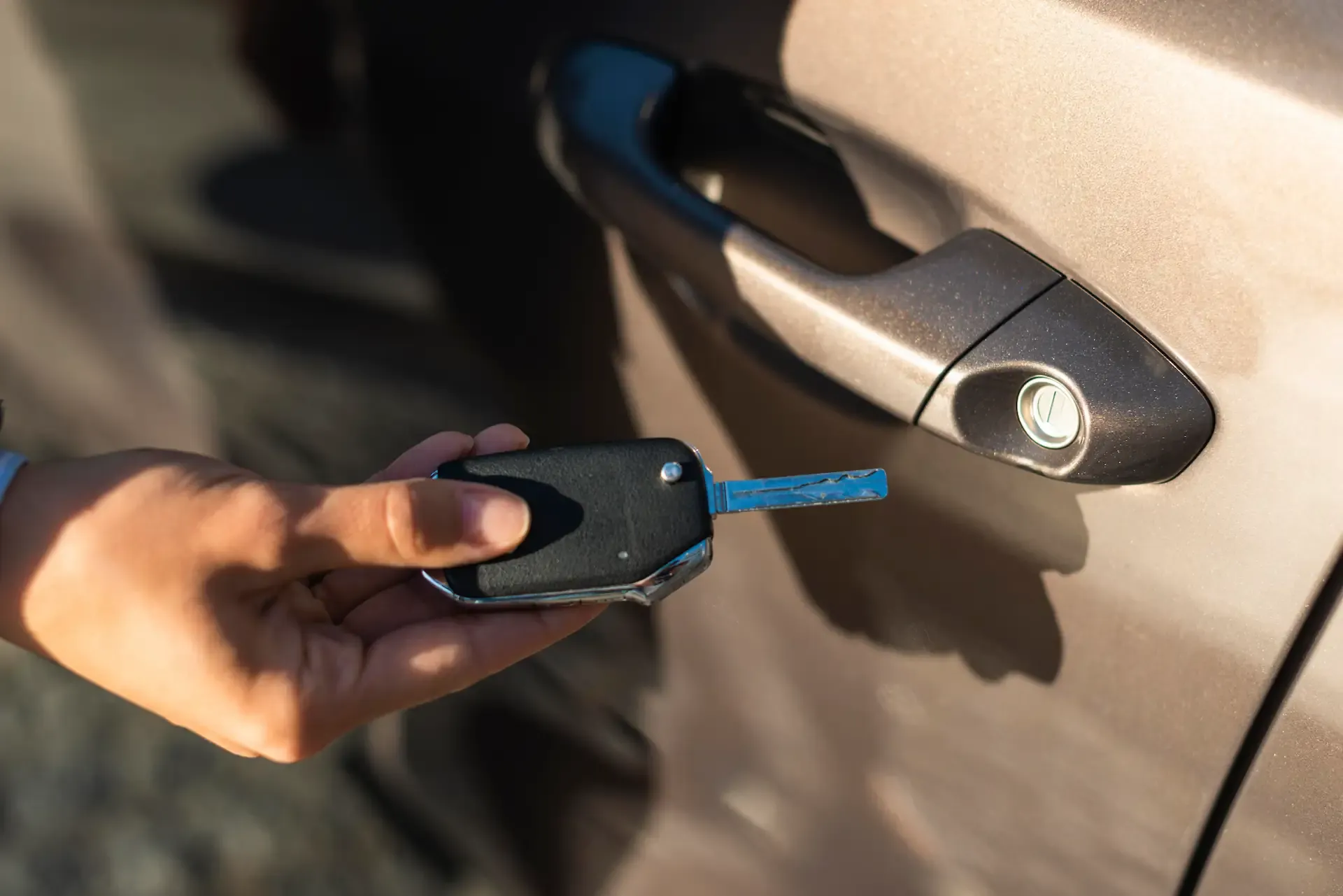 Cerrajero de urgencia abriendo auto